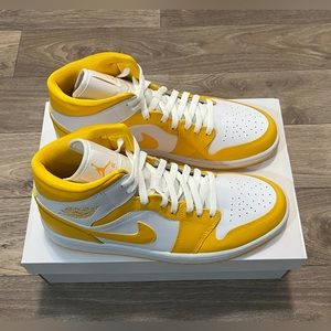 Womens Size 12 [BQ6472-117] Air Jordan Retro 1 Mid  'White University Gold'